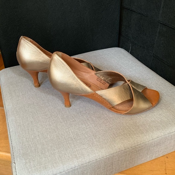 CORSI COMO! If you’ve ever had a pair you know how well made and comfy they are - Picture 2 of 3